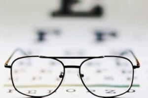 Quy định về thành lập cơ sở kinh doanh kính thuốc, kính mắt, kính cận